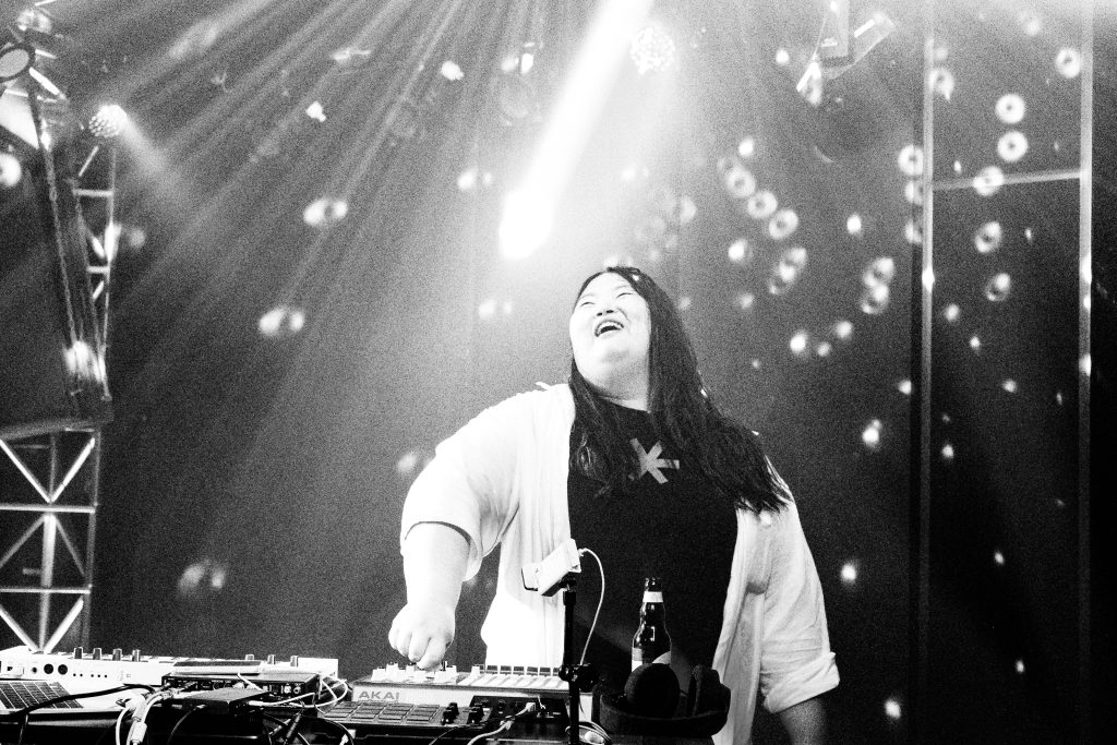 Zapomeňte na klišé o korejské hudbě. Kirara přepisuje pravidla elektroniky! ⚡️ - Colours of Ostrava